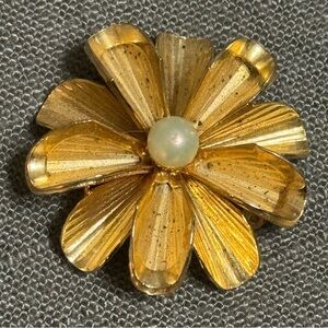 Vintage Gold Tone Pearl Center Flower Brooch Pin Jewelry Y2K 80’s 90’s Boho